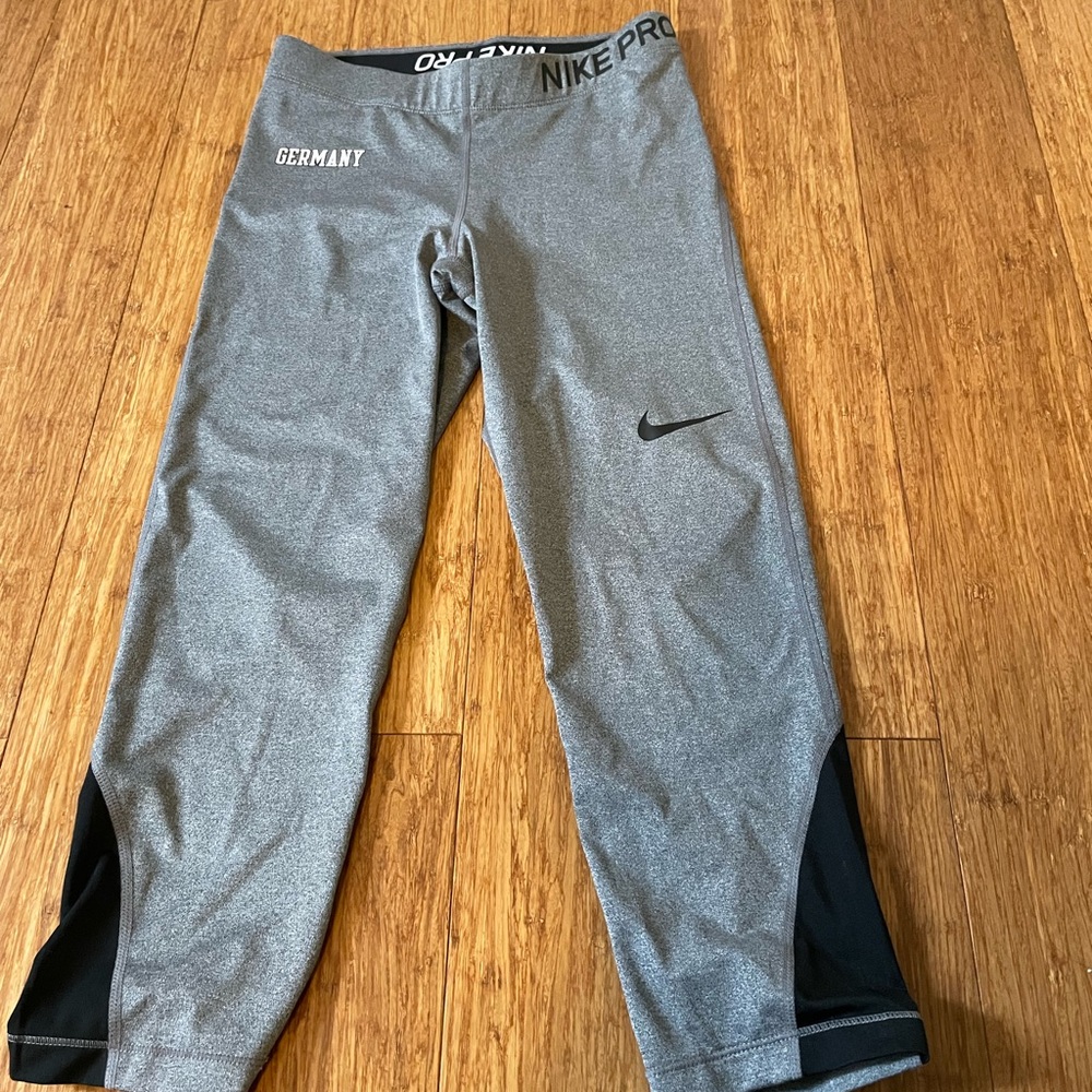 Nike women’s dry fit running workout leggings medium gray/ black cropped